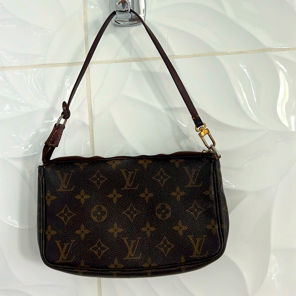Authentic pre-owned/used  Louis Vuitton Pouchetter